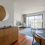 Nomad Horizon Spacious With Pool & Gym 아파트 푼샬