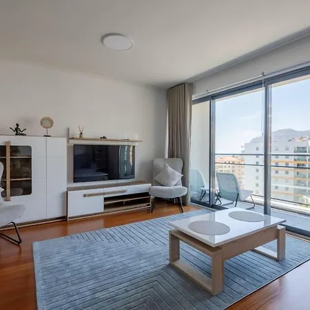Nomad Horizon Spacious With Pool & Gym Funchal (Madeira)